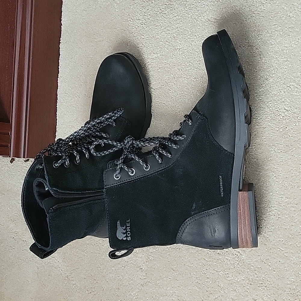 Sorel Emelie waterproof short lace up black boot size 8